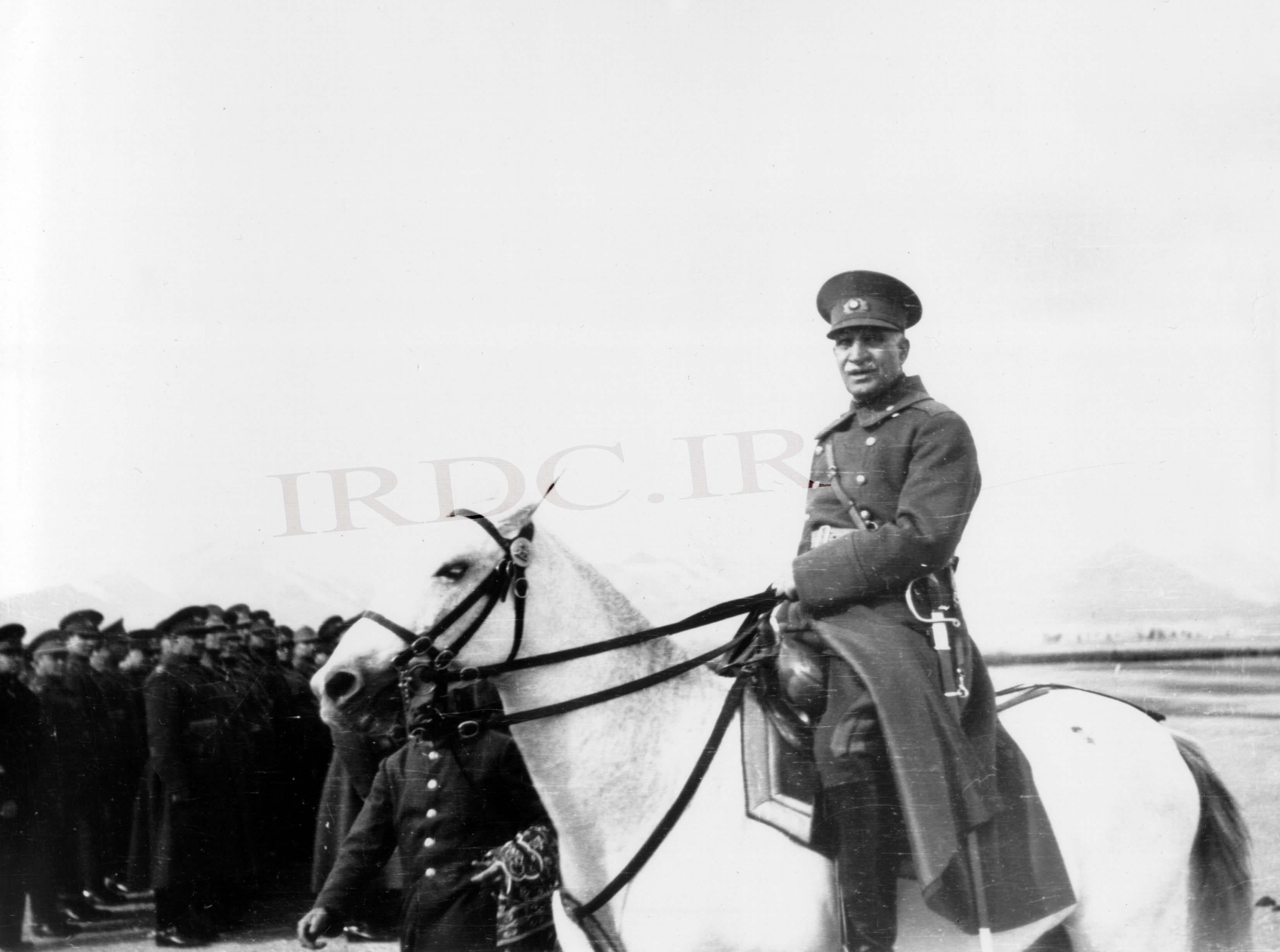 Image result for ‫تصویر رضا شاه با اسب‬‎