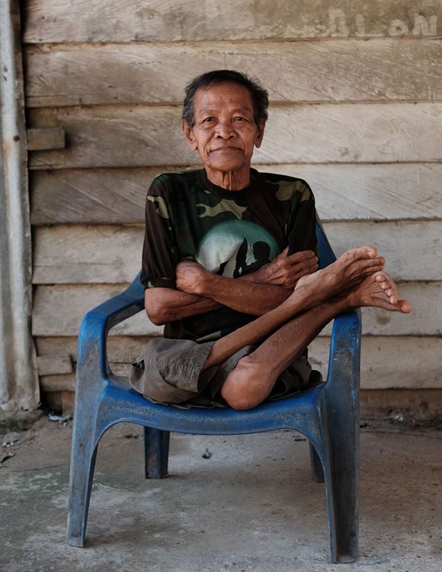 انعطاف پذیری باورنکردنی مرد 68 ساله اندونزیایی + عکس
