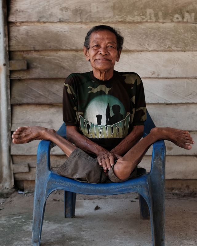 انعطاف پذیری باورنکردنی مرد 68 ساله اندونزیایی + عکس