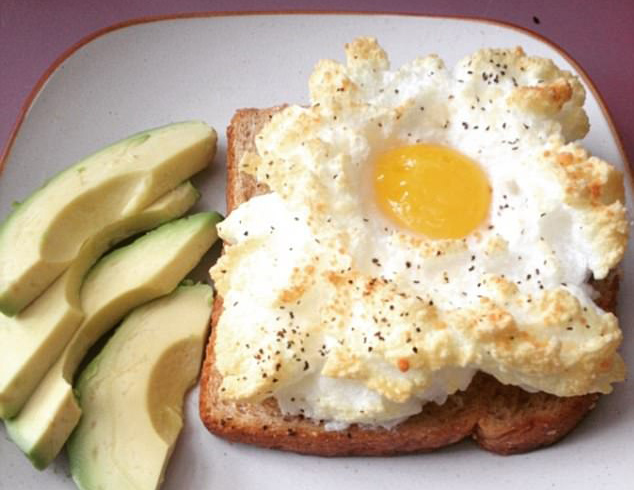 طرز تهیه نیمرو طرز تهیه تخم مرغ ابری خلاقیت آشپزی بهترین سایت آشپزی انواع نیمرو برای صبحانه آشپزی ساده سریع و آسان Eggs in Clouds