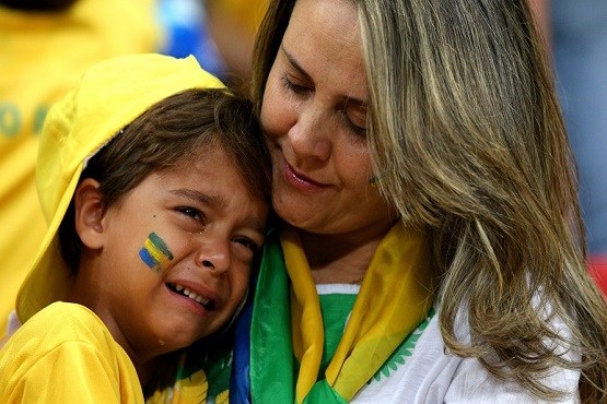 اشک‌های معنادار یک کودک برزیلی در آغوش مادرش 1