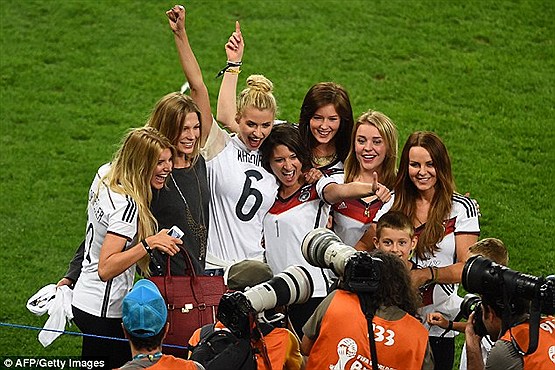 همسران بازیکنان آلمان در جشن قهرمانی ژرمن‌ها+تصاویر 