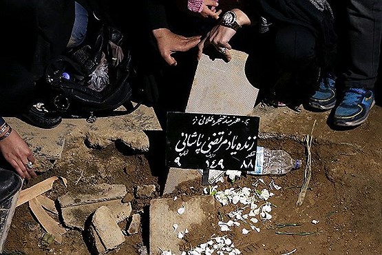 تصویر دفن شبانه پیکر مرتضی پاشایی/تصاویر
