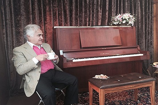 تصویر انوشیروان روحانی در کنار خواننده قدیمی گیلان/عکس