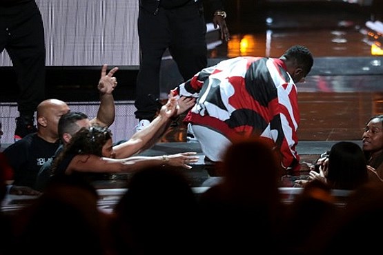 تصویر سقوط یک خواننده موسیقی در حین اجرا/عکس