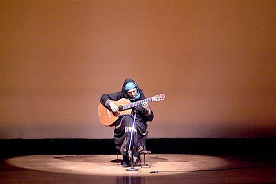 تصویر اولین زن ایرانی که در جهان دکترای گیتار گرفت/عکس