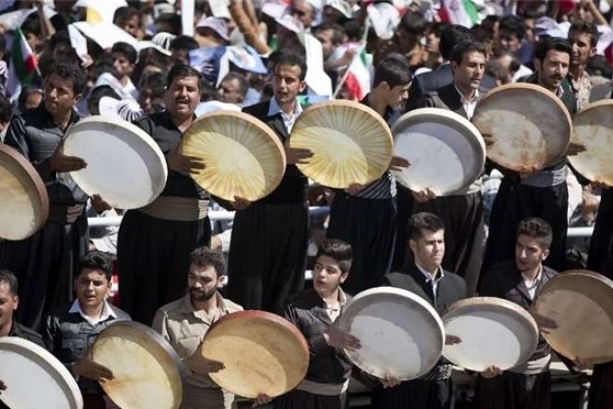 تصویر دف نوازان به استقبال روحانی رفتند+عکس