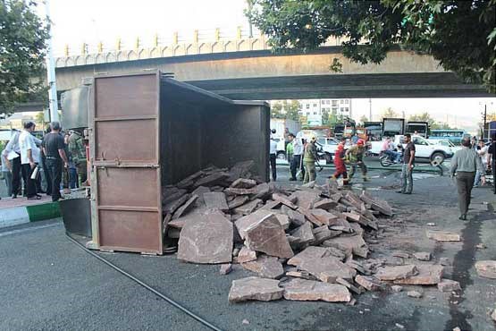 واژگونی کامیون حامل سنگ در خیابان استخر +عکس