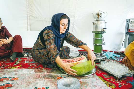 زندگی زلزله زدگان کرمانشاه در قبرستان