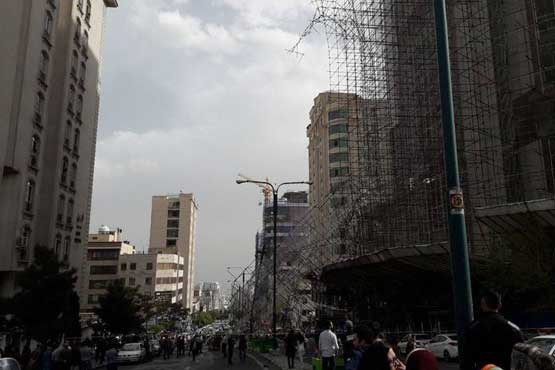 سقوط داربست ساختمان 10 طبقه در سعادت آباد +عکس