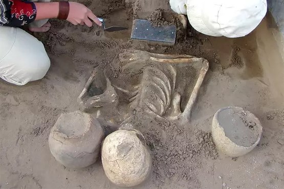 کشف آیفون ۲۱۰۰ ساله در یک قبر! +عکس