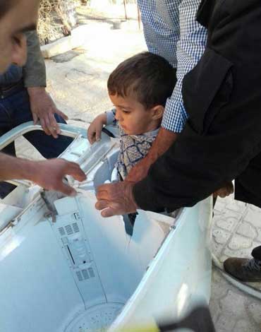  کودک محبوس شده در ماشین لباسشویی نجات یافت( عکس)