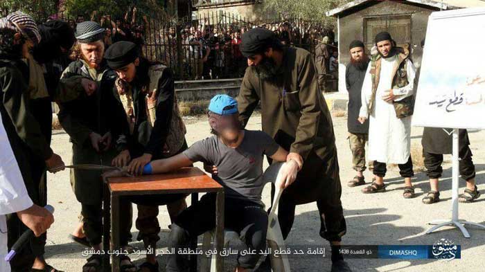 تصاویری از اجرای سه حکم توسط داعش