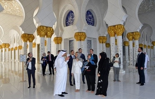 پوشش همسر رئیس‌جمهور فرانسه در بازدید از مسجد شیخ زاید/ تصاویر
