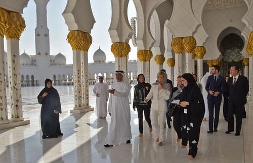 پوشش همسر رئیس‌جمهور فرانسه در بازدید از مسجد شیخ زاید/ تصاویر