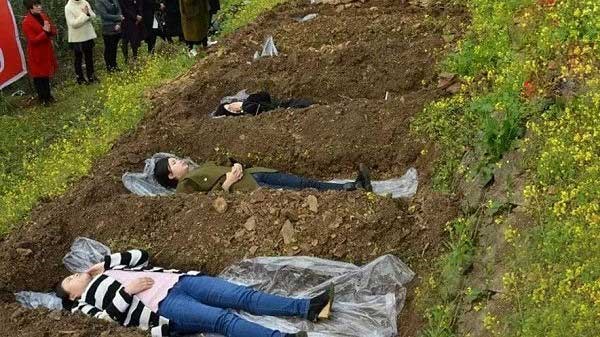 اقدام عجیب با زنان مطلقه در قبرستان(تصاویر)