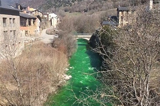 تغییر رنگ ناگهانی آب یک رودخانه(عکس)